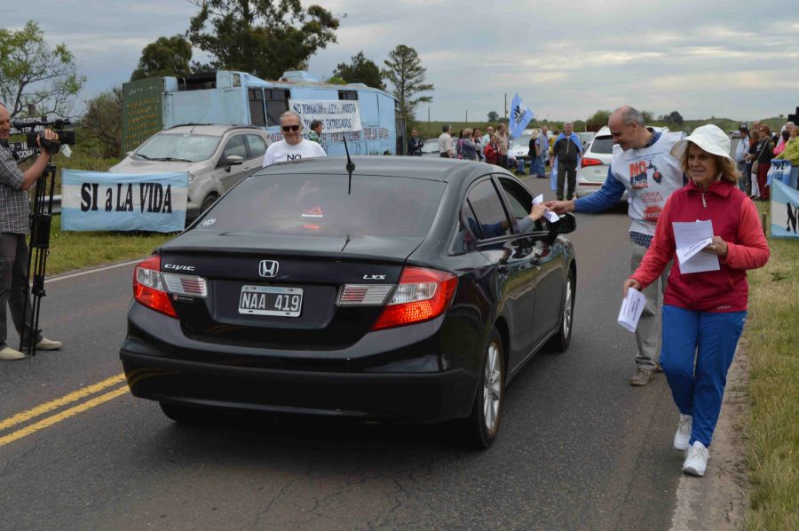 Asambleístas enlentecieron el tránsito en Arroyo Verde. Foto: D. Rojas