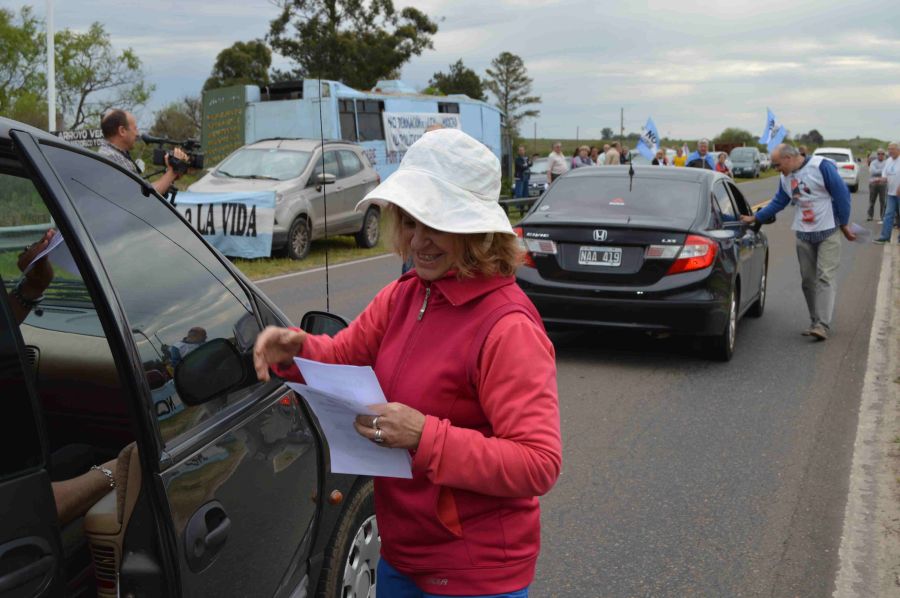Asambleístas enlentecieron el tránsito en Arroyo Verde. Foto: D. Rojas