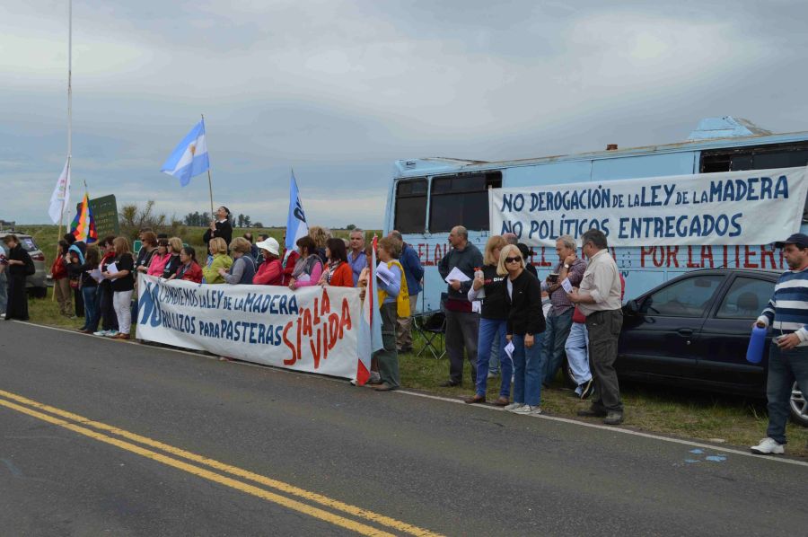 Asambleístas enlentecieron el tránsito en Arroyo Verde. Foto: D. Rojas