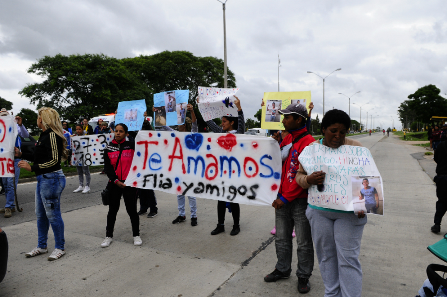Familiares y amigos de la víctima se concentraron en ruta 8. Foto: Marcelo Bonjour