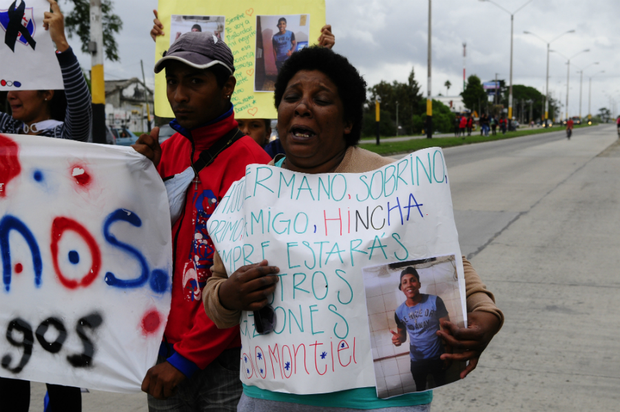 Familiares y amigos de la víctima se concentraron en ruta 8. Foto: Marcelo Bonjour