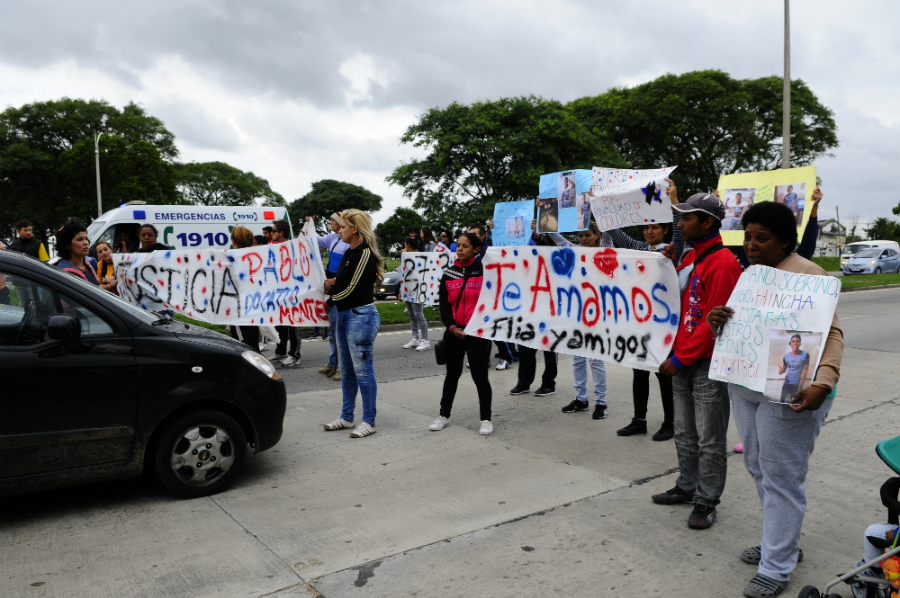 Familiares y amigos de la víctima se concentraron en ruta 8. Foto: Marcelo Bonjour
