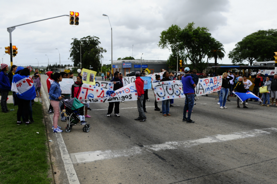 Familiares y amigos de la víctima se concentraron en ruta 8. Foto: Marcelo Bonjour