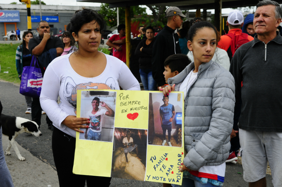 Familiares y amigos de la víctima se concentraron en ruta 8. Foto: Marcelo Bonjour