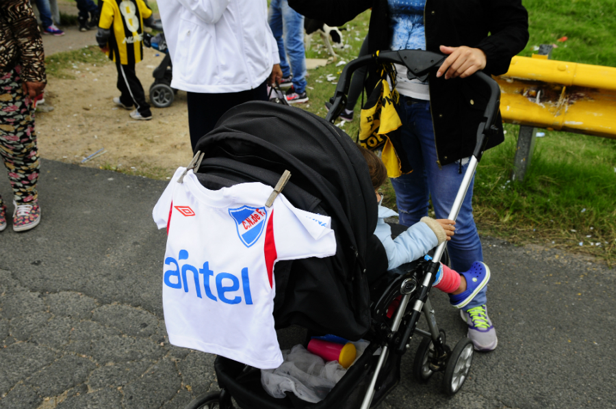 Familiares y amigos de la víctima se concentraron en ruta 8. Foto: Marcelo Bonjour