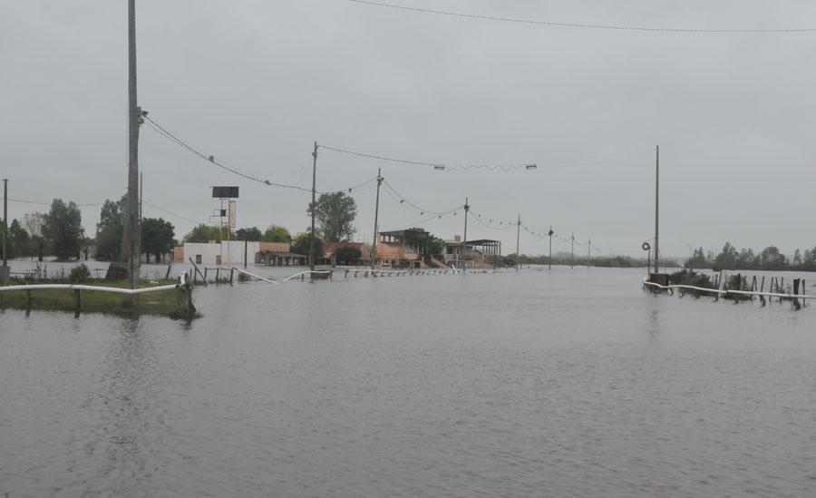 El río San José transformó el hipódromo en un enorme embalse. Foto: F. Flores