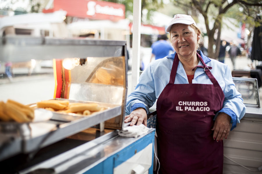 En la ciudad de la Rural. María Nuñez se dedica a cocinar churros. Foto: Florencia Barre