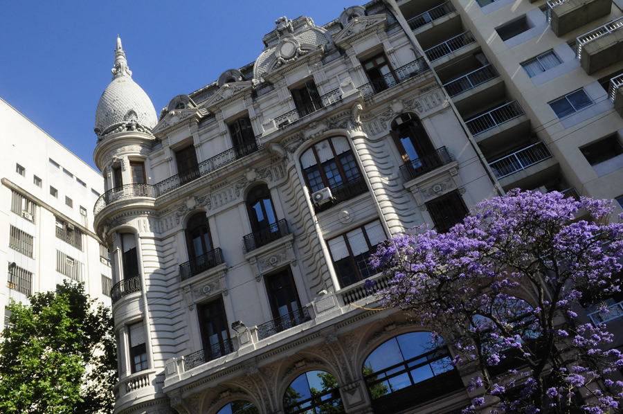 El eterno femenino de una imaginativa pintora