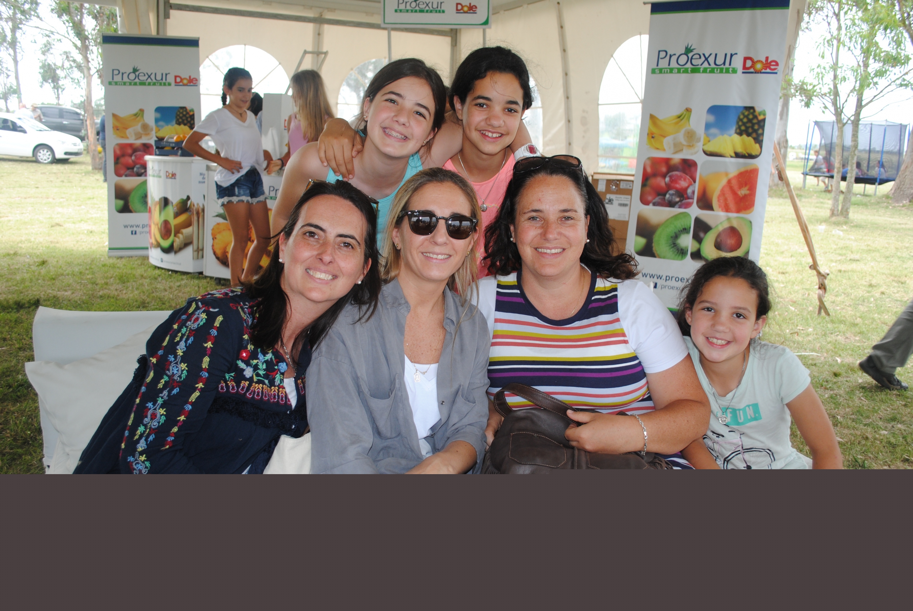Karina Guttds, Adriana Alonso, Tati Casragnino, Julieta, Francisca y Clara Goslino.