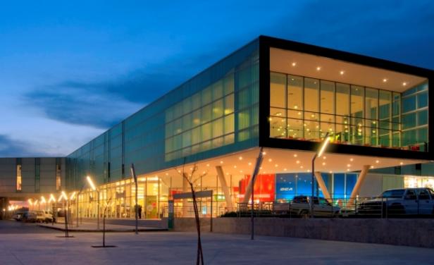 El eterno femenino de una imaginativa pintora