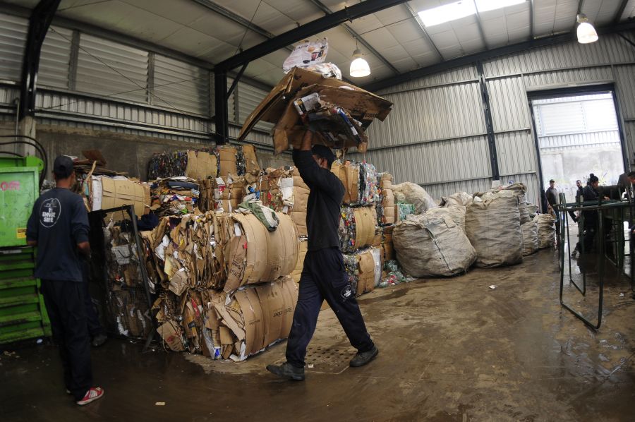 El eterno femenino de una imaginativa pintora