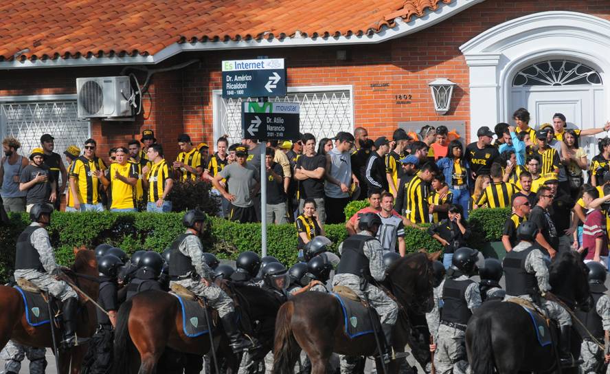 Los incidentes en la Ámsterdam y los alrededores del estadio Centenario en el Peñarol - Nacional. Foto: Ariel Colmegna - El País.