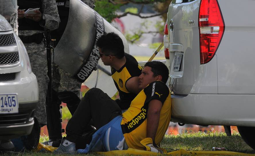 Los incidentes en la Ámsterdam y los alrededores del estadio Centenario en el Peñarol - Nacional. Foto: Ariel Colmegna - El País.