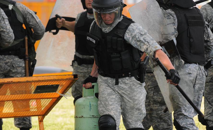Los incidentes en la Ámsterdam y los alrededores del estadio Centenario en el Peñarol - Nacional. Foto: Ariel Colmegna - El País.