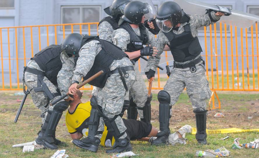 Los incidentes en la Ámsterdam y los alrededores del estadio Centenario en el Peñarol - Nacional. Foto: Ariel Colmegna - El País.