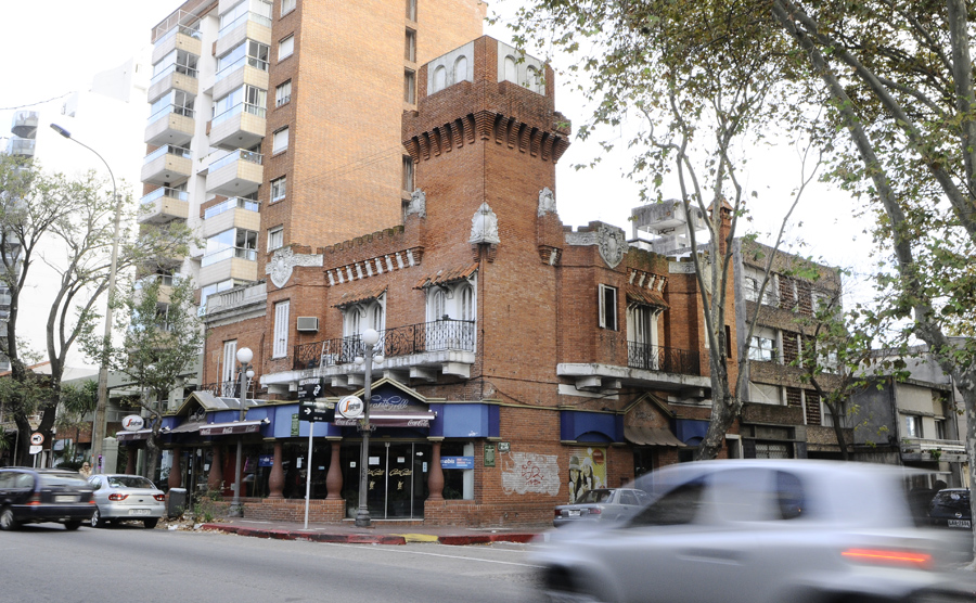 El eterno femenino de una imaginativa pintora