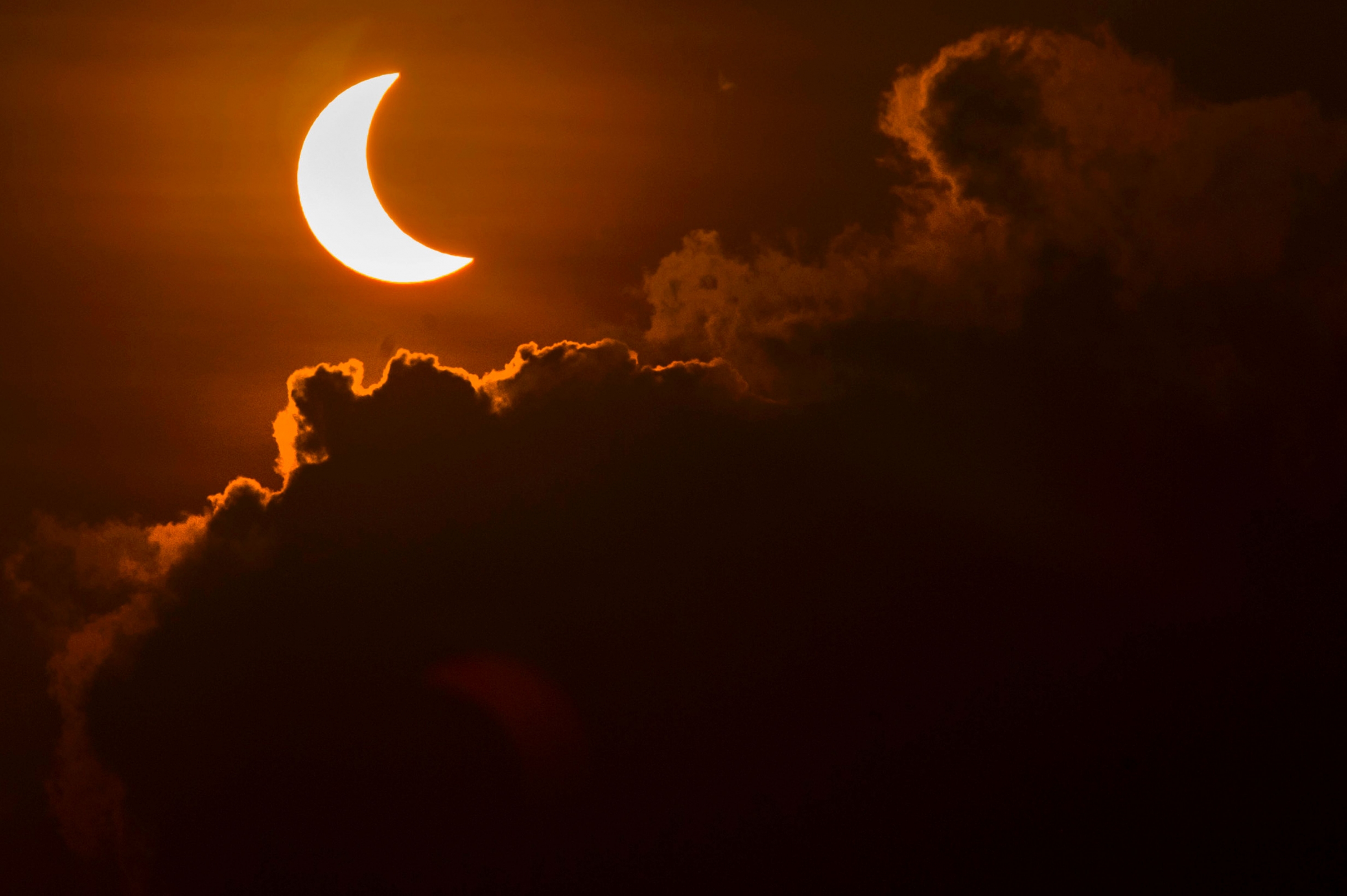 El eclipse desde Banda Aceh. Miles se congregaron a verlo. Foto: AFP