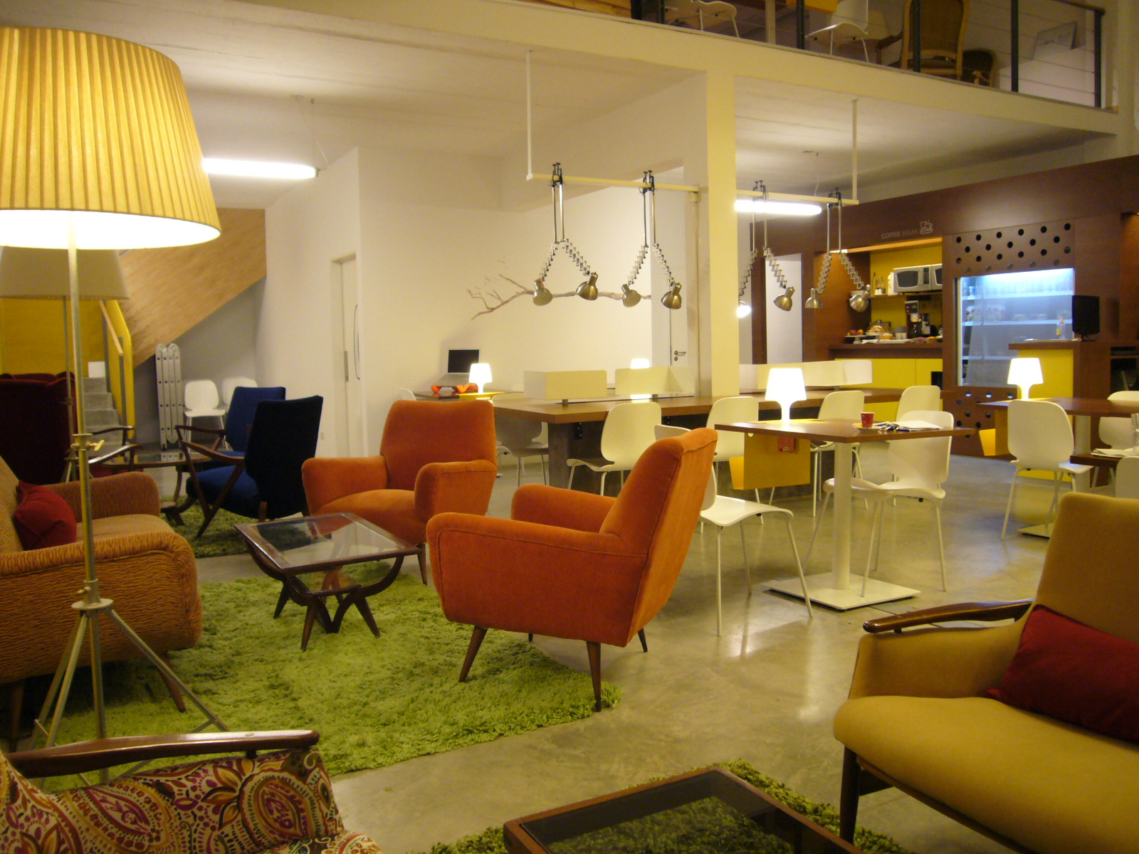 Servicios. Los coworkers acceden a espacios flexibles, lockers y conserjería.