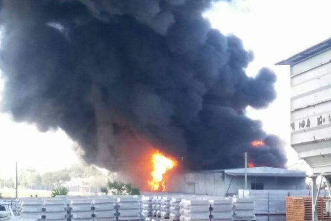 Explosión en una fábrica de pintura en Barros Blancos. Foto: Néstor Araújo.