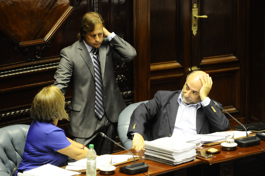 Pablo Mieres y Luis Lacalle Pou en el Parlamento. Foto: L. Mainé