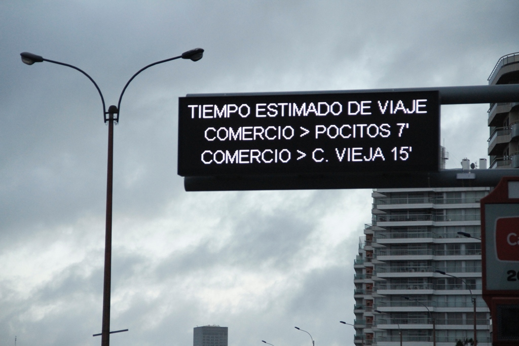 Panel informativo instalado en la Rambla. Foto: Gabriel Rodríguez