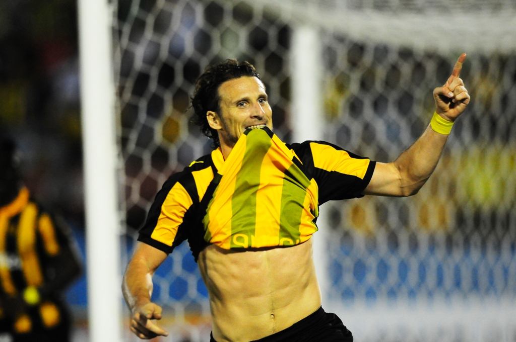 Diego Forlán festeja uno de sus goles en Peñarol-Defensor Sporting. Foto: Marcelo Bonjour.
