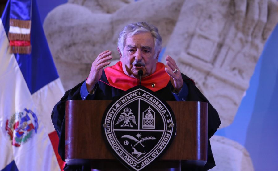 El eterno femenino de una imaginativa pintora