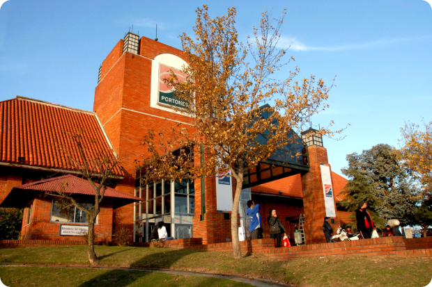 El eterno femenino de una imaginativa pintora