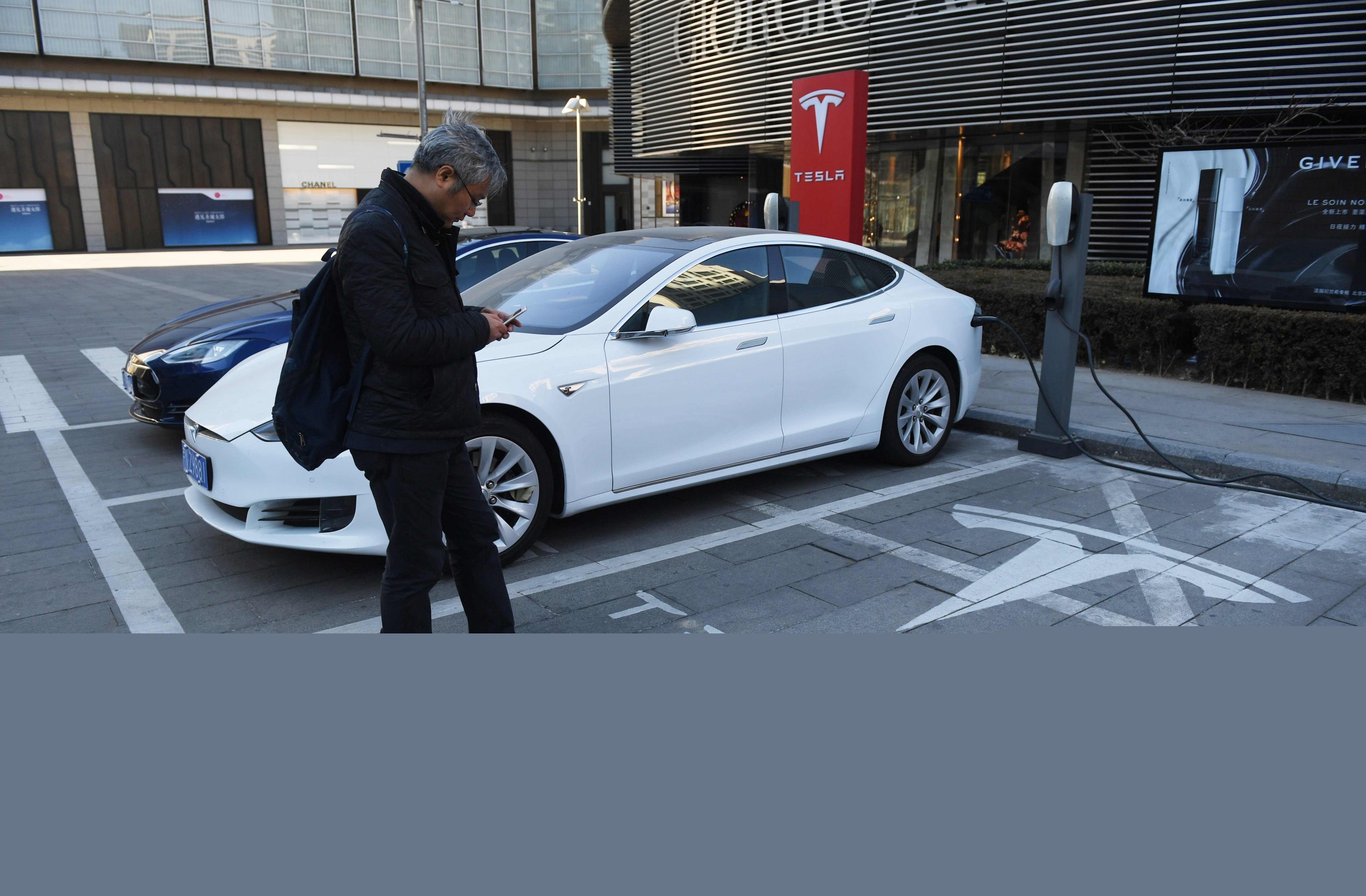 El eterno femenino de una imaginativa pintora