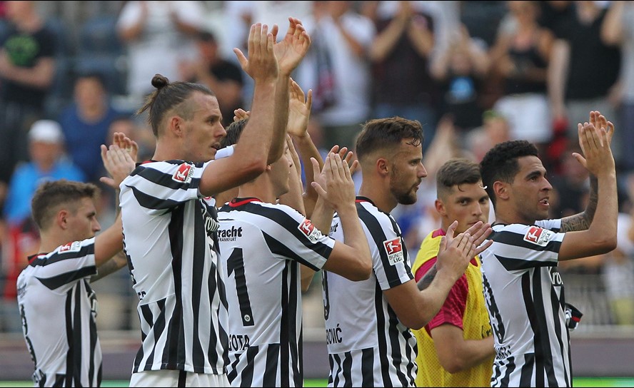 Guillermo Varela en su debut en el Eintracht Frankfurt. Foto: AFP