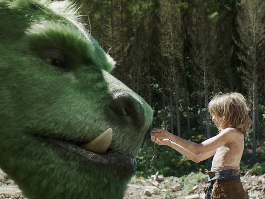 Un dragón cría a un niño que llega al bosque tras un accidente automovilístico.