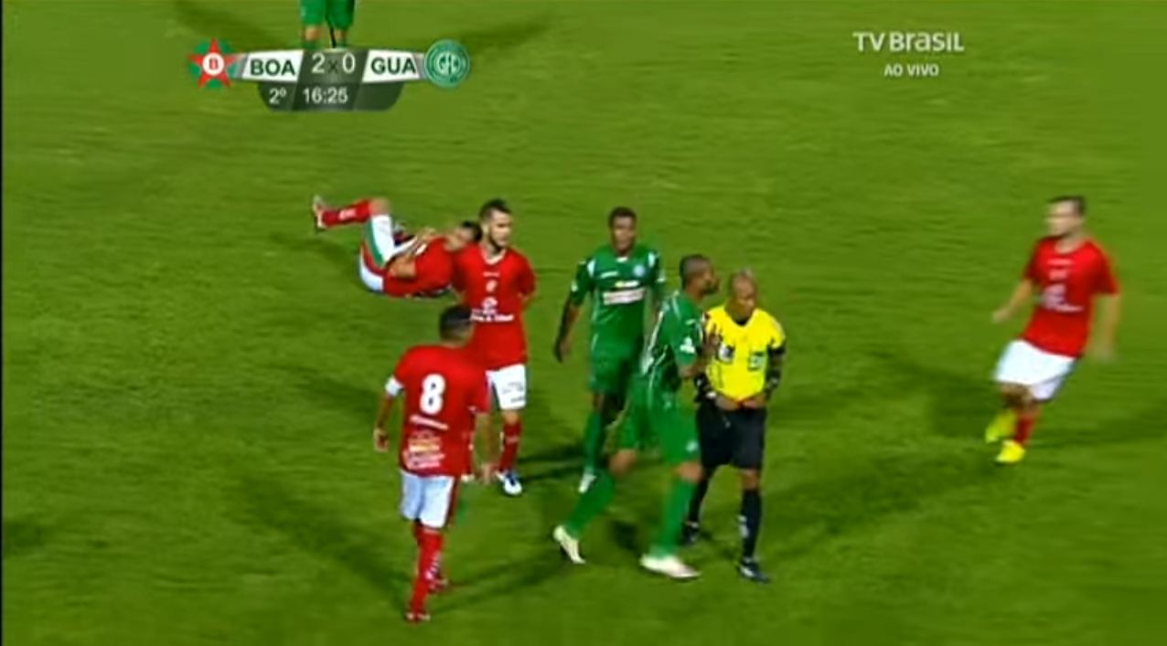 El momento de la agresión luego de ser expulsado por el árbitro. Foto: Captura