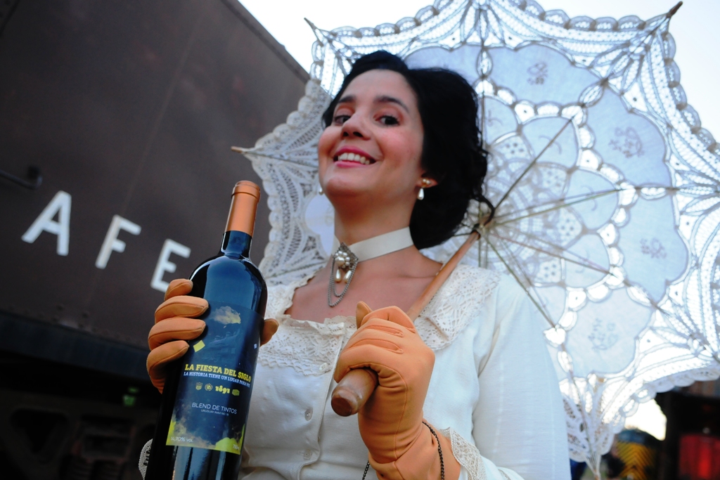 Una dama vestida de época esperó a los pasajeros en Peñarol. Foto: F. Ponzetto