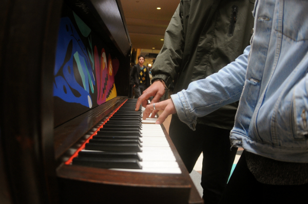 En la propuesta cualquiera puede tocar, sin importar los conocimientos o estilos musicales. Foto: Marcelo Bonjour.