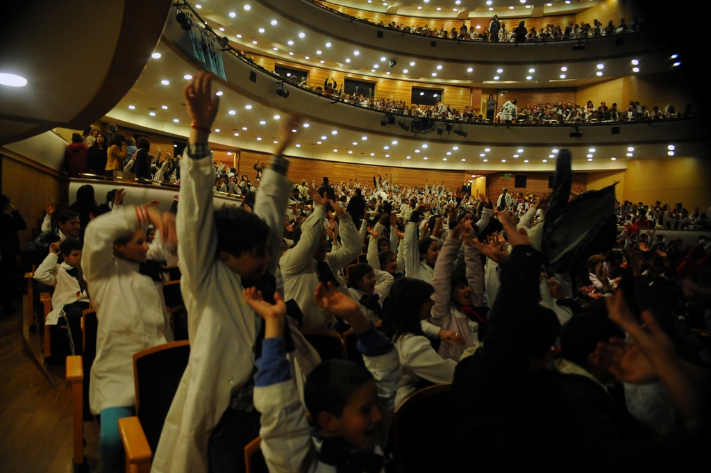 Niños de escuelas rurales asistieron a una función del Ballet Nacional del Sodre. Foto: Fernando Ponzetto