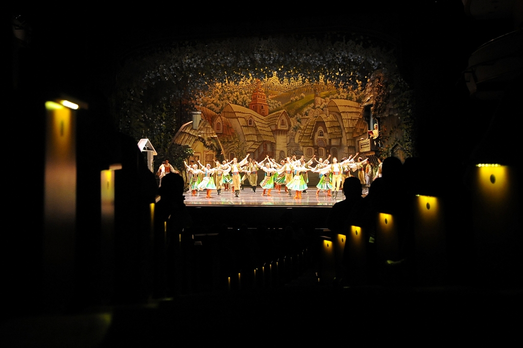 Niños de escuelas rurales asistieron a una función del Ballet Nacional del Sodre. Foto: Fernando Ponzetto