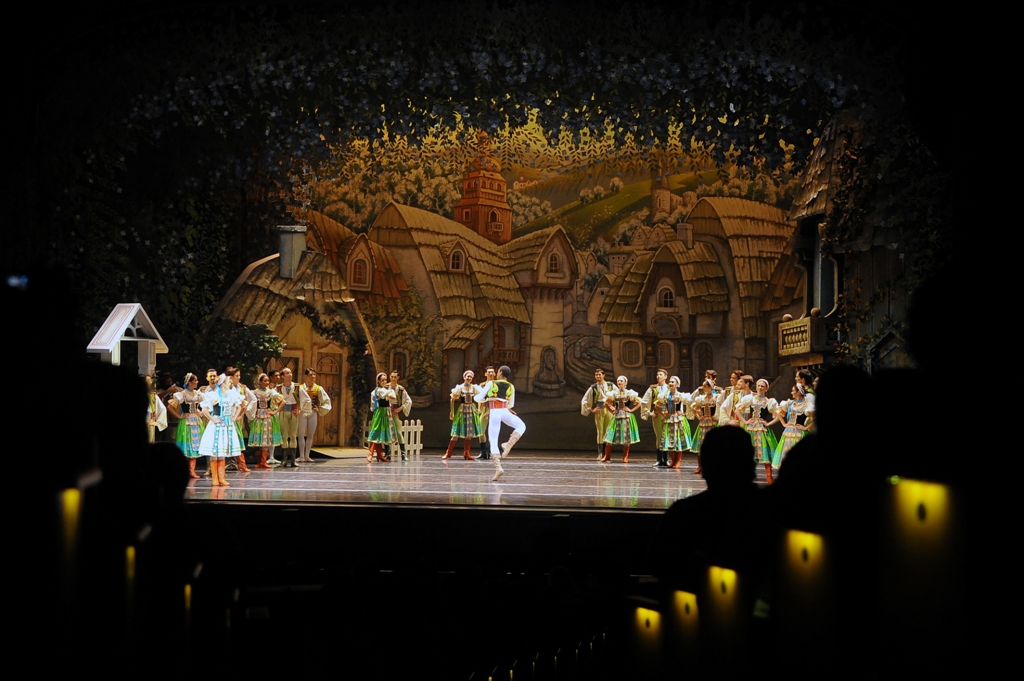 Niños de escuelas rurales asistieron a una función del Ballet Nacional del Sodre. Foto: Fernando Ponzetto