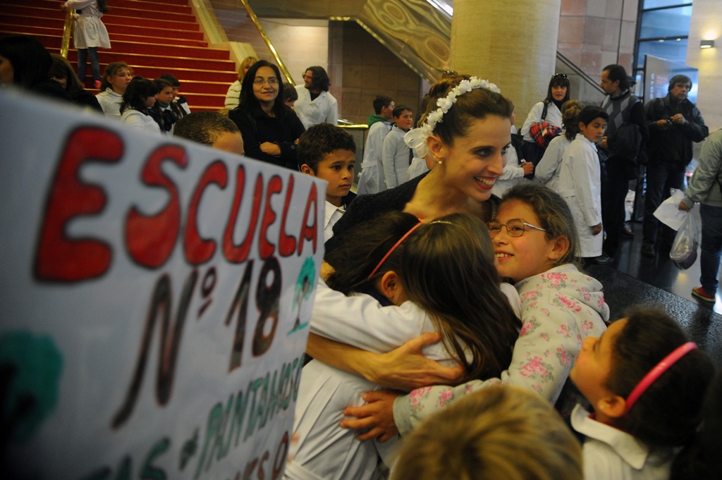 Niños de escuelas rurales asistieron a una función del Ballet Nacional del Sodre. Foto: Fernando Ponzetto