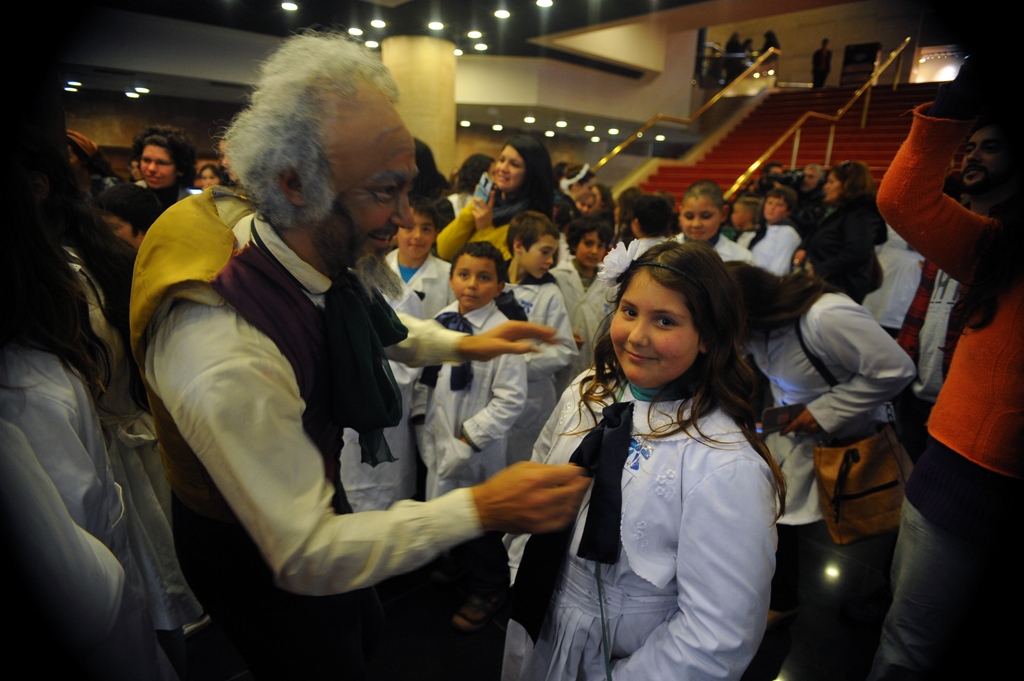 Niños de escuelas rurales asistieron a una función del Ballet Nacional del Sodre. Foto: Fernando Ponzetto