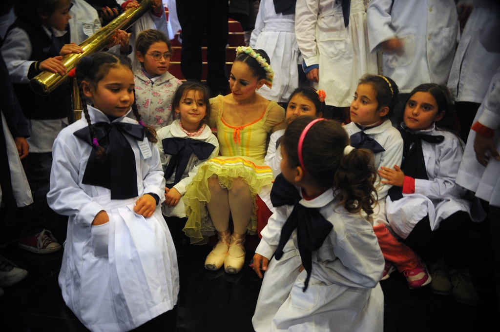 Niños de escuelas rurales asistieron a una función del Ballet Nacional del Sodre. Foto: Fernando Ponzetto