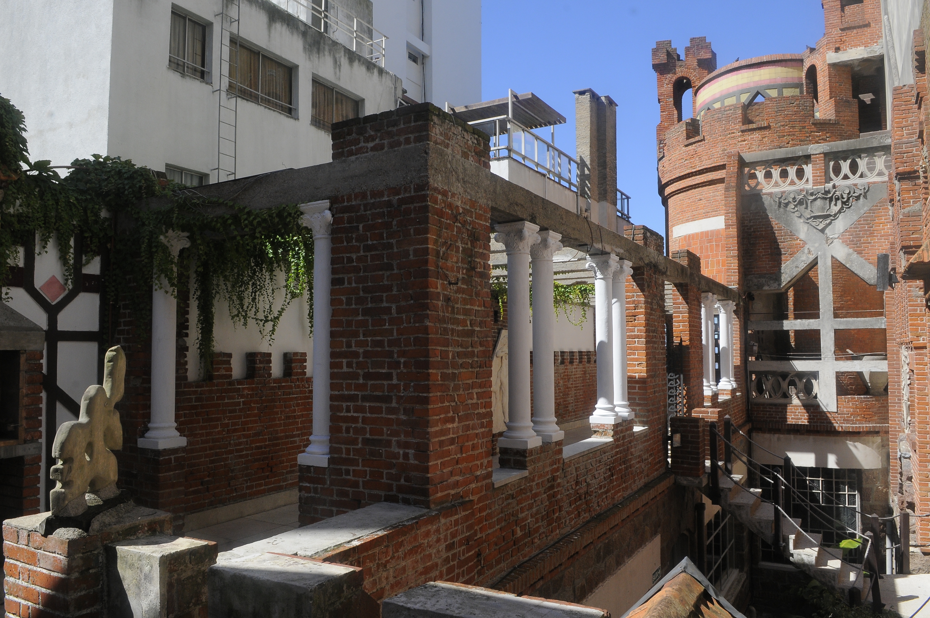 El eterno femenino de una imaginativa pintora