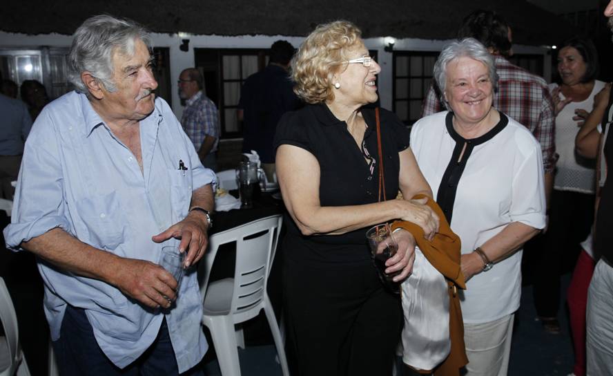 Manuela Carmena, junto a José Mujica y Lucía Topolansky en el Quincho de Varela. Foto: EFE.