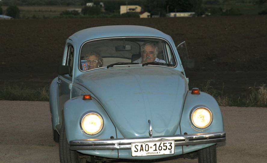 Manuela Carmena en el fusca de José Mujica. Foto: EFE.