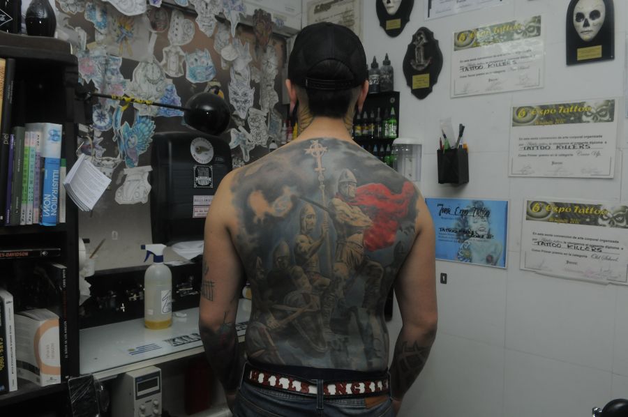 Los uruguayos cada vez se animan a tatuajes más grandes, dicen los expertos. Foto: A. Colmegna
