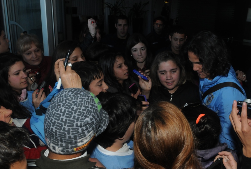 Cavani no pudo escaparse por la VIP. FOTO: Francisco Flores.