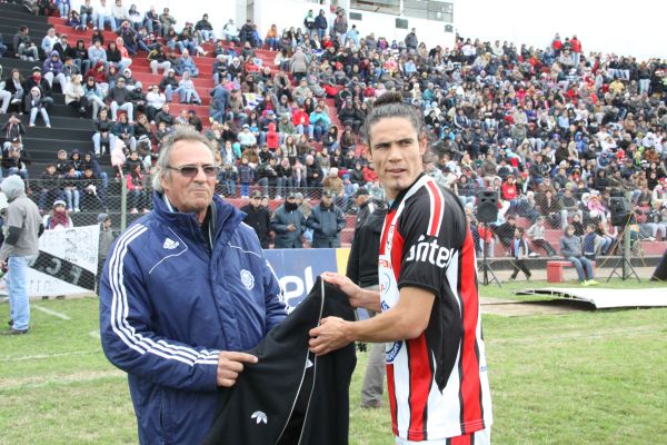Cavani en el estadio de la ciudad de Salto. Foto: Luis Pérez