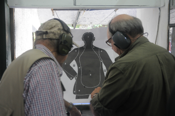 Observando el resultado de una sesión de tiro (Foto: Ariel Colmegna)