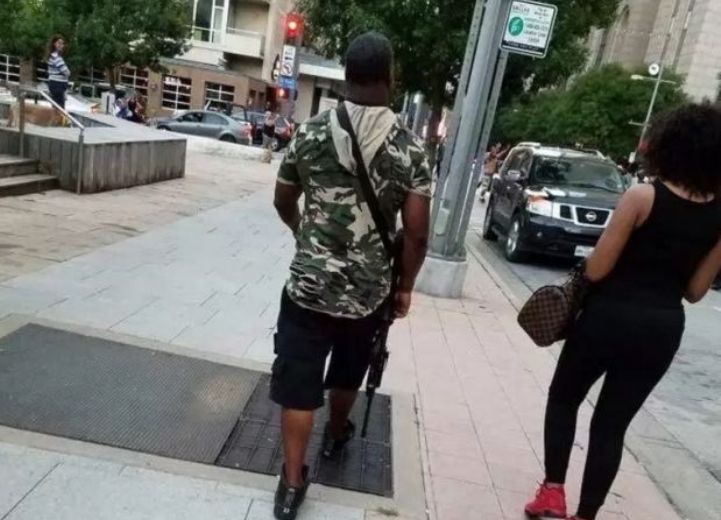 Las imágenes difundidas en Twitter que confirman que Mark Hughes iba armado.