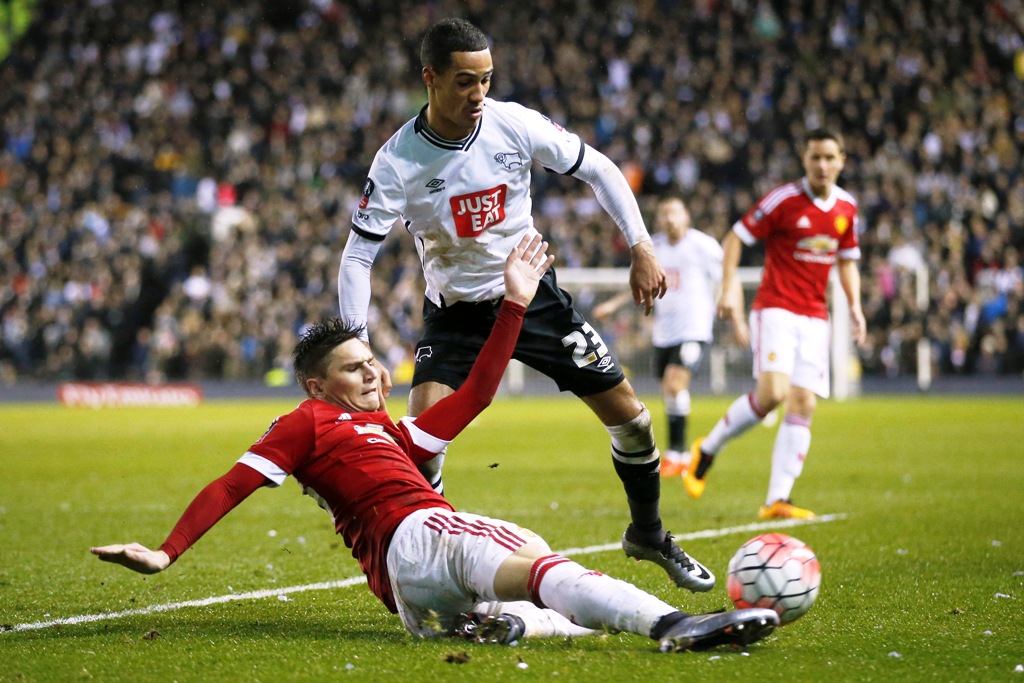 Guillermo Varela en Derby County-Manchester United. Foto: Reuters.