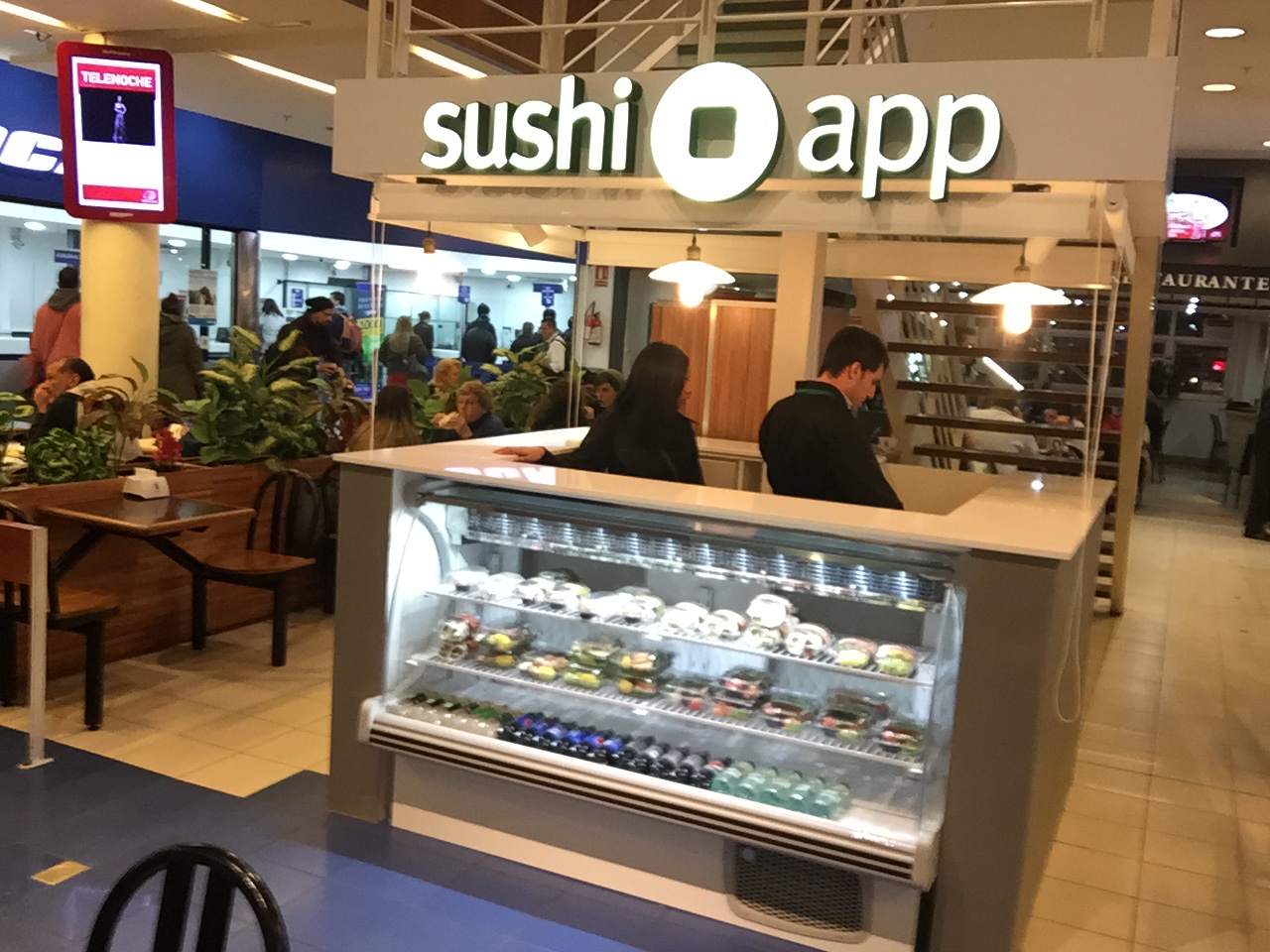 Tres Cruces. En el shopping, Sushi App tiene un formato exprés. (Fotos: Andrés Silvera)